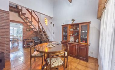 CASA TIPO CHALET, 4 AMBIENTES,CON PILETA Y QUINCHO