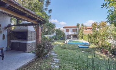 CASA TIPO CHALET, 4 AMBIENTES,CON PILETA Y QUINCHO