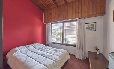 CASA TIPO CHALET, 4 AMBIENTES,CON PILETA Y QUINCHO