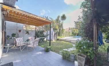 CASA TIPO CHALET, 4 AMBIENTES,CON PILETA Y QUINCHO