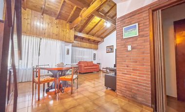 CASA TIPO CHALET, 4 AMBIENTES,CON PILETA Y QUINCHO
