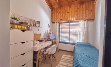 CASA TIPO CHALET, 4 AMBIENTES,CON PILETA Y QUINCHO