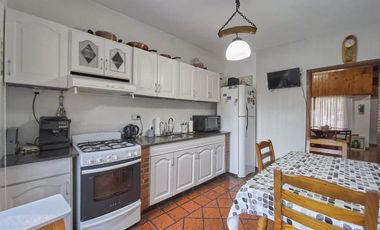 CASA TIPO CHALET, 4 AMBIENTES,CON PILETA Y QUINCHO