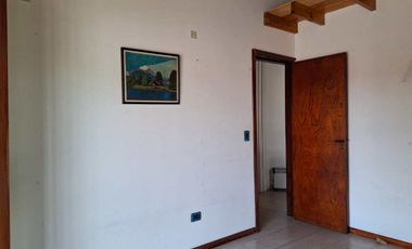 VENTA CASA EN DOS PLANTAS 5 AMBIENTES, TURDERA.