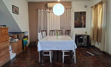 VENTA CASA EN DOS PLANTAS 5 AMBIENTES, TURDERA.