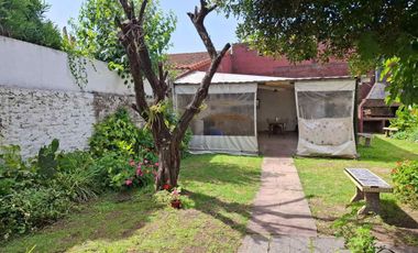 VENTA CASA EN DOS PLANTAS 5 AMBIENTES, TURDERA.