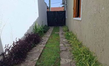 VENTA CASA EN DOS PLANTAS 5 AMBIENTES, TURDERA.