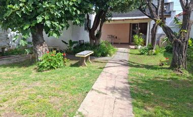 VENTA CASA EN DOS PLANTAS 5 AMBIENTES, TURDERA.