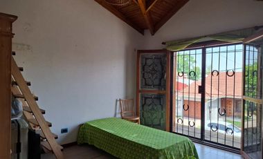 VENTA CASA EN DOS PLANTAS 5 AMBIENTES, TURDERA.