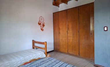 VENTA CASA EN DOS PLANTAS 5 AMBIENTES, TURDERA.