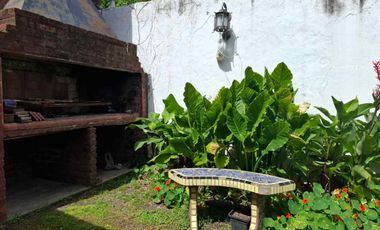 VENTA CASA EN DOS PLANTAS 5 AMBIENTES, TURDERA.