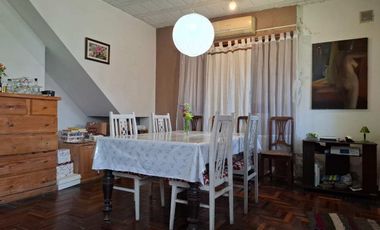 VENTA CASA EN DOS PLANTAS 5 AMBIENTES, TURDERA.