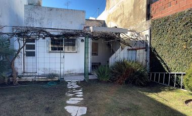 CASA EN VENTA C/AMPLIO FONDO Y QUINCHO-AVELLANEDA