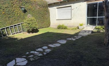 CASA EN VENTA C/AMPLIO FONDO Y QUINCHO-AVELLANEDA