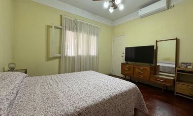 CASA EN VENTA C/AMPLIO FONDO Y QUINCHO-AVELLANEDA