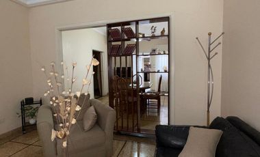 CASA EN VENTA C/AMPLIO FONDO Y QUINCHO-AVELLANEDA