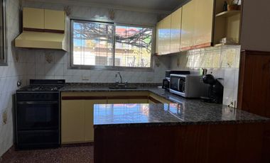 CASA EN VENTA C/AMPLIO FONDO Y QUINCHO-AVELLANEDA