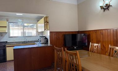 CASA EN VENTA C/AMPLIO FONDO Y QUINCHO-AVELLANEDA