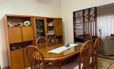 CASA EN VENTA C/AMPLIO FONDO Y QUINCHO-AVELLANEDA