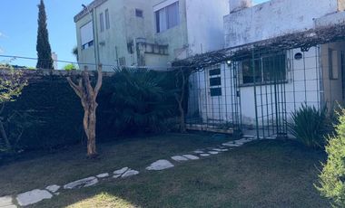 CASA EN VENTA C/AMPLIO FONDO Y QUINCHO-AVELLANEDA
