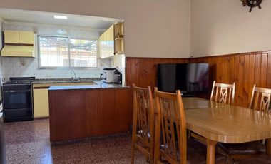 CASA EN VENTA C/AMPLIO FONDO Y QUINCHO-AVELLANEDA