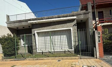 CASA EN VENTA C/AMPLIO FONDO Y QUINCHO-AVELLANEDA