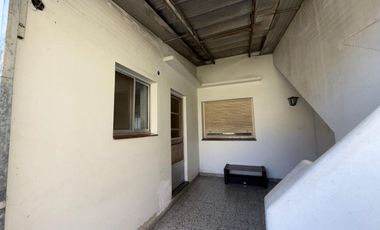 CASA EN VENTA C/AMPLIO FONDO Y QUINCHO-AVELLANEDA