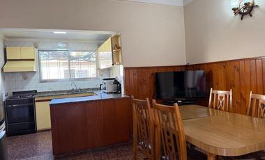 CASA EN VENTA C/AMPLIO FONDO Y QUINCHO-AVELLANEDA