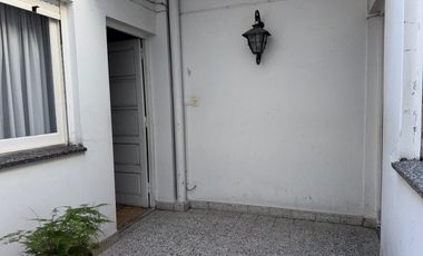 CASA EN VENTA C/AMPLIO FONDO Y QUINCHO-AVELLANEDA