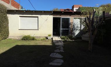 CASA EN VENTA C/AMPLIO FONDO Y QUINCHO-AVELLANEDA