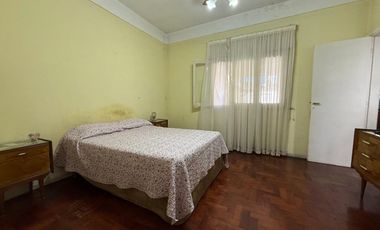 CASA EN VENTA C/AMPLIO FONDO Y QUINCHO-AVELLANEDA