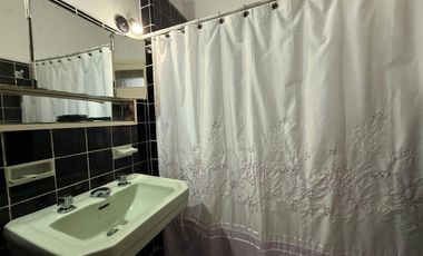 CASA EN VENTA C/AMPLIO FONDO Y QUINCHO-AVELLANEDA