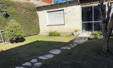 CASA EN VENTA C/AMPLIO FONDO Y QUINCHO-AVELLANEDA