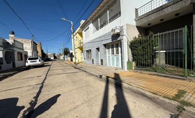 CASA EN VENTA C/AMPLIO FONDO Y QUINCHO-AVELLANEDA