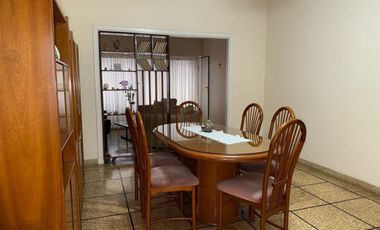 CASA EN VENTA C/AMPLIO FONDO Y QUINCHO-AVELLANEDA