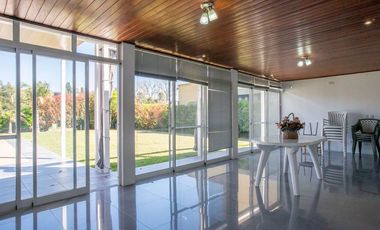 Casa con piscina en Barrio cerrado La Antonella