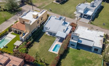Casa con piscina en Barrio cerrado La Antonella