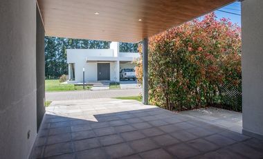 Casa con piscina en Barrio cerrado La Antonella