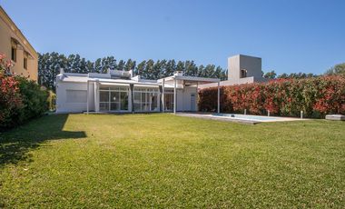 Casa con piscina en Barrio cerrado La Antonella