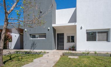 Casa con piscina en Barrio cerrado La Antonella