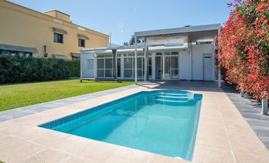 Casa con piscina en Barrio cerrado La Antonella