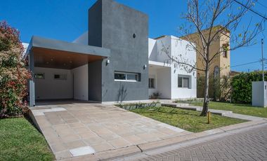 Casa con piscina en Barrio cerrado La Antonella