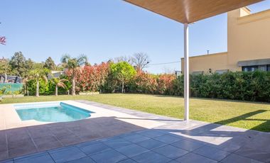 Casa con piscina en Barrio cerrado La Antonella