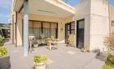 EN VENTA CASA 4 AMB CON PARQUE Y QUINCHO / 430mts