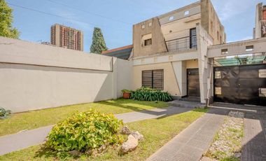 EN VENTA CASA 4 AMB CON PARQUE Y QUINCHO / 430mts