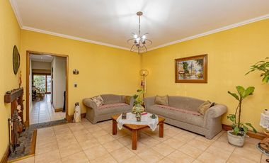 CASA LOTE PROPIO 5 AMBIENTES - JARDIN Y COCHERA