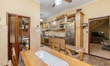 CASA LOTE PROPIO 5 AMBIENTES - JARDIN Y COCHERA