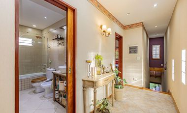 CASA LOTE PROPIO 5 AMBIENTES - JARDIN Y COCHERA