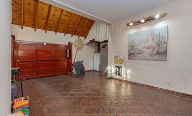 CASA LOTE PROPIO 5 AMBIENTES - JARDIN Y COCHERA