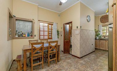 CASA LOTE PROPIO 5 AMBIENTES - JARDIN Y COCHERA